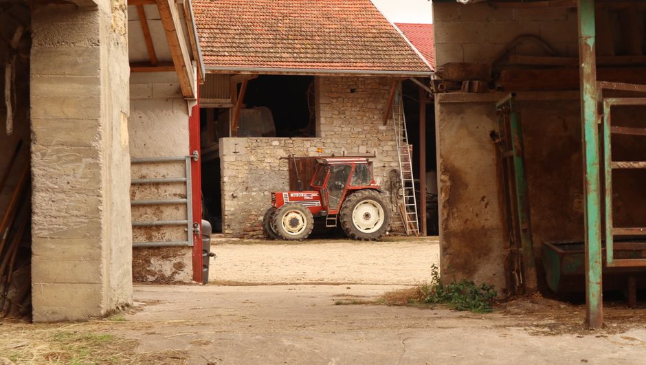 zabudowania gospodarstwa rolnego – traktor przed stodolą